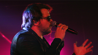 meatloaf singing into microphone